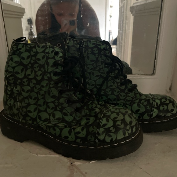 TUK Glow in the Dark Alien Boots - Picture 2 of 4
